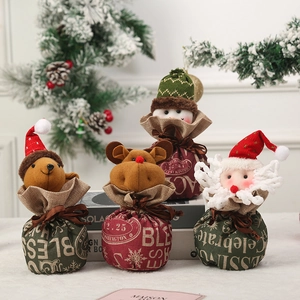 Détail de sacs à bonbons de Noël en toile de jute avec motifs de renne, ours et bonhomme