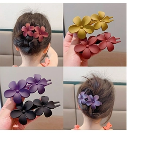 Détail de pinces à cheveux fleurs mates en rouge, jaune, violet et noir avec double motif floral