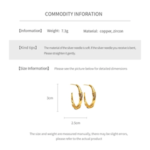 Dettaglio degli orecchini a C placcati oro 18K con informazioni su dimensioni e materiali