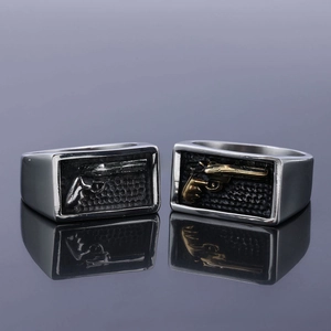 Détail de chevalières carrées avec motif nid d'abeille noir et motif pistolet 3D