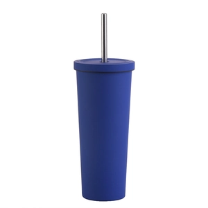Gobelet à café bleu Klein mat en acier inoxydable avec paille sur fond blanc