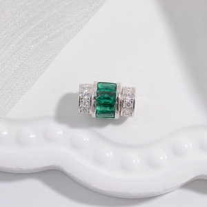Détail d'une perle en argent S925 avec pierre carrée verte et sertissage de zircons