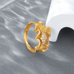 925 silver ruffled satin edge ring with white zircon in a luxurious golden finish