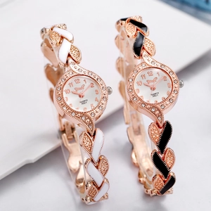 Dettaglio degli orologi a bracciale in oro rosa con maglie a foglia e finitura in smalto