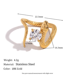 Vue détaillée des dimensions de la bague serpent plaquée or 18K avec zircon blanc