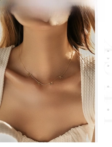 Gros plan d'un collier avec pendentif lettres MAMA en argent S925 doré sur un mannequin
