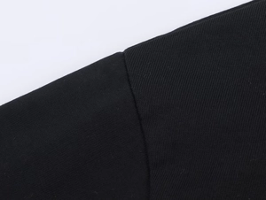 Dettaglio ravvicinato delle cuciture e della trama del tessuto di una t-shirt in pizzo