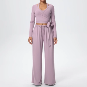 Détail de l'ensemble de yoga violet grisâtre avec pantalon à cordon et haut à nouer