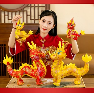 Peluche del drago dello zodiaco cinese in seta per la decorazione del Capodanno.