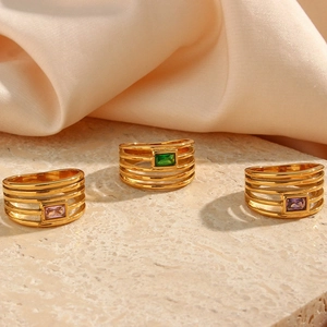 Bagues multicouches ajourées plaquées or 18 carats avec zircons carrés colorés