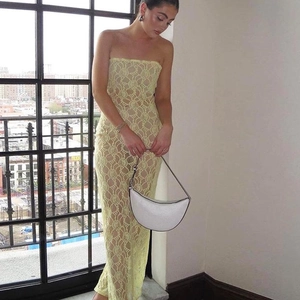 Robe longue bustier en dentelle jaune pâle pour femme dans un cadre intérieur