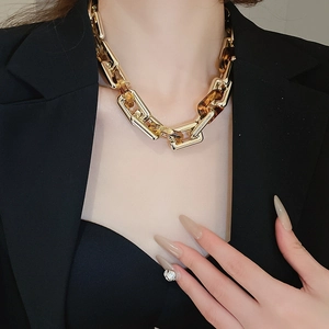 Dettaglio collana a catena spessa con stampa leopardata in finitura bicolore oro e argento