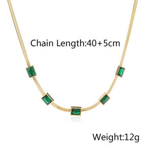 Detailed view of emerald zircon gold snake chain with 40+5cm length and 12g weight
