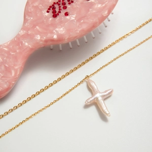 Collier double couche plaqué or minimaliste avec perles baroques en forme de croix