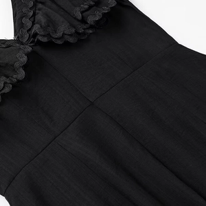 Dettaglio dello scollo a V con pizzo ondulato nero e trama del tessuto dell'abito estivo