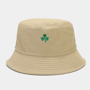 Gros plan sur la broderie trèfle vert sur un chapeau bob en toile kaki avec surpiqûres
