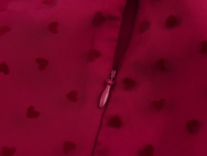 Vue détaillée du tulle rouge foncé avec cœurs floqués et fermeture éclair invisible