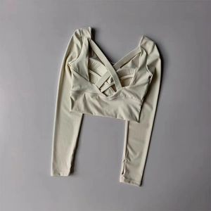 Détail du dos croisé et des passe-pouces sur le haut de sport beige à manches longues