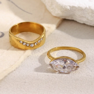 Bagues en acier inoxydable plaqué or 18 carats avec zircon marquise sur fond pierre
