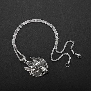 Nahaufnahme von Edelstahl Wolfskopf-Anhänger mit strukturierter Twist-Kette für Herren