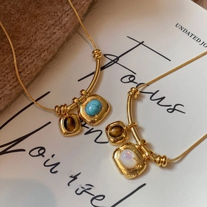 Collier double pendentif en pierre œil de tigre plaqué or 18K au design géométrique