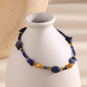 Bracciale in lapislazzuli con dettagli placcati oro 18K su decoro in ceramica bianca