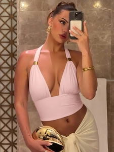 Rosa Halter-Top mit tiefem V-Ausschnitt und goldenem Metallring-Detail für den Sommer