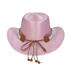 Détail d'un chapeau de cowboy rose métallisé avec sangle brune et perles en bois