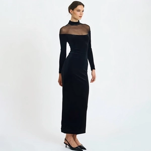 Robe moulante noire élégante avec manches en maille et détails en velours