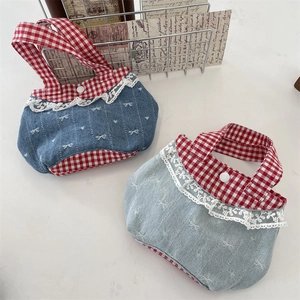 Dettaglio mini borsa in denim con manici a quadri rossi e bordo in pizzo bianco