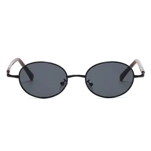 Occhiali da sole ovali retro in metallo nero con lenti grigie e punte tartarugate