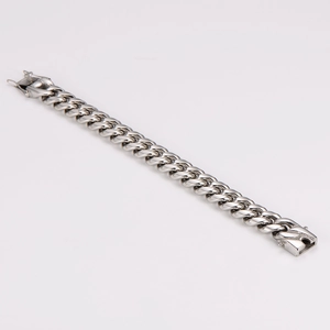 Détail d'un bracelet gourmette argenté en acier inoxydable poli de haute qualité style cubain