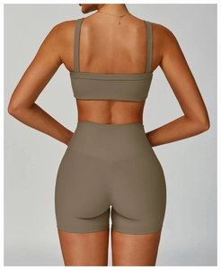 Vue détaillée du dos d'un ensemble de yoga côtelé avec brassière et short taille haute