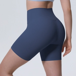 Détail du short de yoga bleu marine à taille haute avec effet galbant sur les fesses