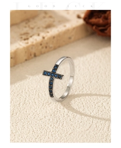 Détail macro de la bague en argent S925 avec croix en saphir bleu et incrustation de pierres