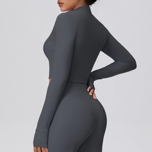 Detail von dunkelgrauer Fitnessjacke mit Reißverschluss und High-Waist Yoga-Leggings-Set