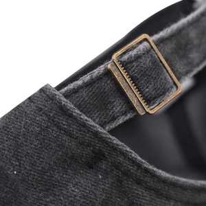 Vue détaillée de la boucle en métal bronze vintage sur une casquette en coton gris délavé