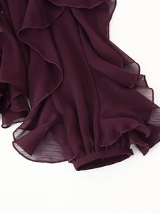 Dettaglio delle balze multistrato su questa manica in chiffon di colore viola scuro