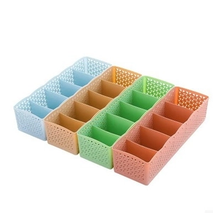 Stapelbare Kunststoff-Aufbewahrungsboxen mit 5 Fächern in Blau, Beige, Grün und Rosa