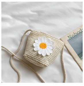 Detailaufnahme der Stroh-Strandtasche mit großer dekorativer Sonnenblumen-Applikation
