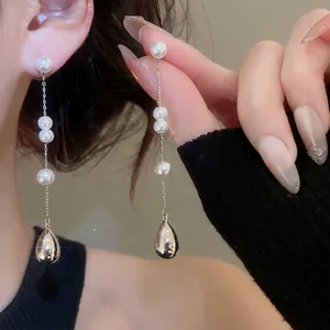 Boucles d'oreilles perles vintage françaises avec longs glands et pendentif en métal poli