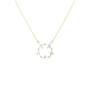 Collier élégant doré avec pendentif cercle de fleurs en zircon bleu clair sur fond blanc