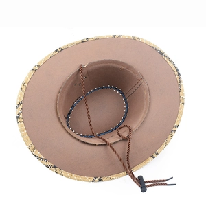 Dettaglio del cappello da cowboy in paglia con tesa a scacchi e sottogola regolabile