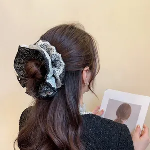 Chouchou fleuri avec bordure en dentelle porté par un modèle pour une coiffure élégante
