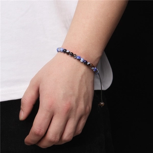 Detail eines verstellbaren Naturstein-Perlenarmbands mit blauen Marmorperlen für Damen