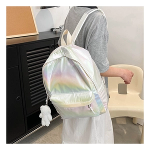 Rückansicht eines laserweißen Rucksacks mit schillerndem Effekt und Plüschbär