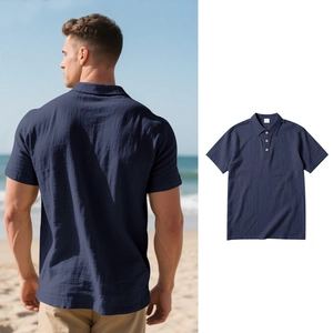 Vue détaillée du polo en lin bleu foncé avec tissu texturé et col à boutons classique