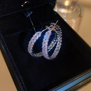 Vue détaillée des boucles d'oreilles en cristal en forme de blé sur boîte noire
