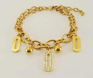 Détail d'un bracelet double chaîne en acier inoxydable doré 18K avec pendentif ovale
