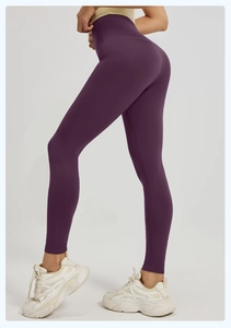 Vue arrière détaillée du pantalon de yoga violet taille haute avec effet fessier bombé